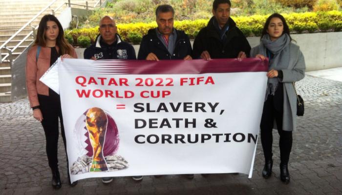 منظمو الوقفة يرفعون لافتات ضد تنظيم قطر كأس العالم