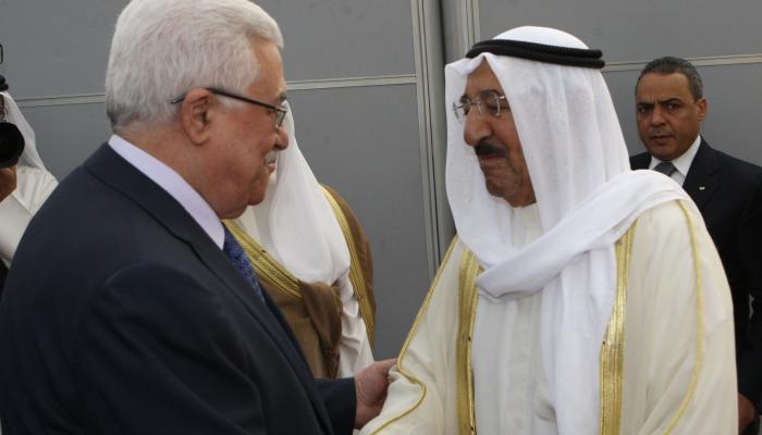 أمير الكويت والرئيس الفلسطيني في لقاء سابق- أرشيفية