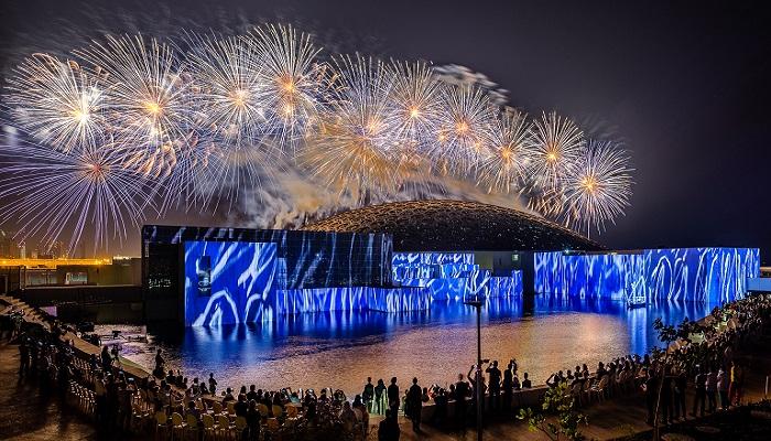 الألعاب النارية تضيء سماء اللوفر