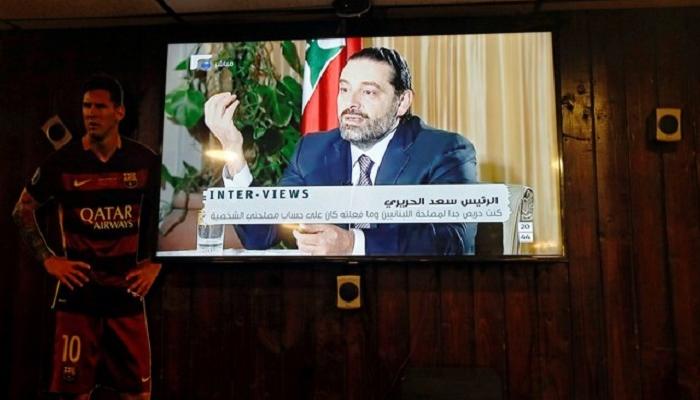 لبناني يستمع عن قرب لحوار سعد الحريري