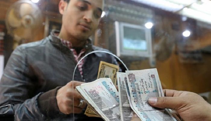مصري يبيع دولارات في شركة صرافة - رويترز