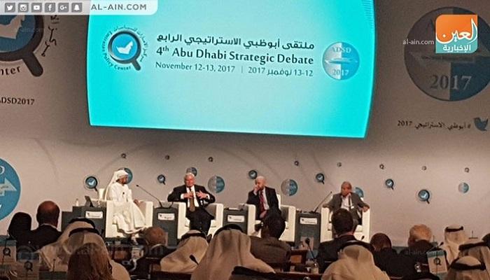 عبد الرحمن الراشد مع إد روجرز وجيمس ليندسي في جلسة السياسات الأمريكية