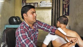 رجل في دلهي يرد العظام إلى مكانها
