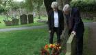 زهور مجهولة على قبر بريطاني تكشف 70 عاما من الوفاء 