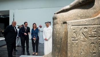 الشيخ عبد الله بن زايد وسامح شكري خلال زيارتهما للمتحف