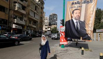 صور رئيس الوزراء اللبناني المستقيل تحتل شوارع بيروت
