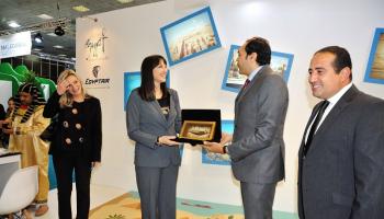 تسليم وزيرة السياحة اليونانية هدية تذكارية من مصر