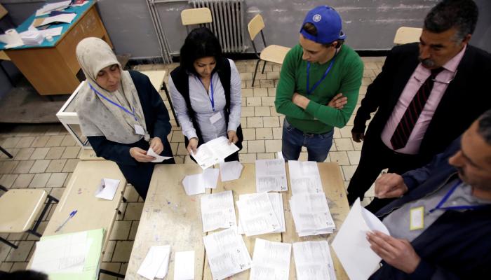 فرز أصوات في انتخابات سابقة بالجزائر- أرشيفية