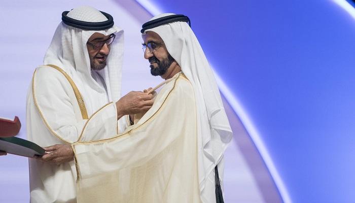 الشيخ محمد بن راشد يتسلم الوسام من الشيخ محمد بن زايد