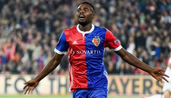 دورتموند راقب نجمي بازل أمام مانشستر يونايتد