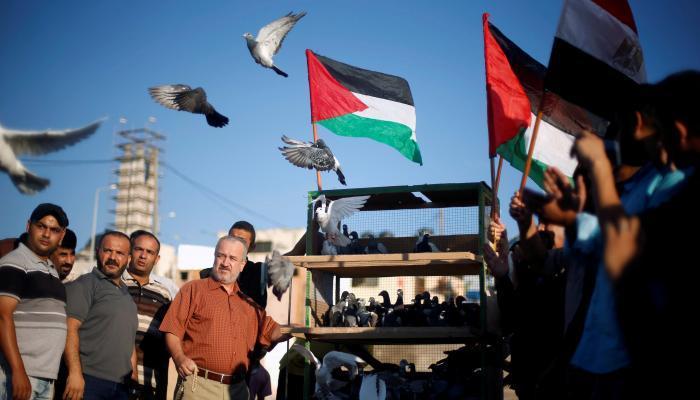 احتفالات الفلسطينيين بالمصالحة بين فتح وحماس (رويترز)