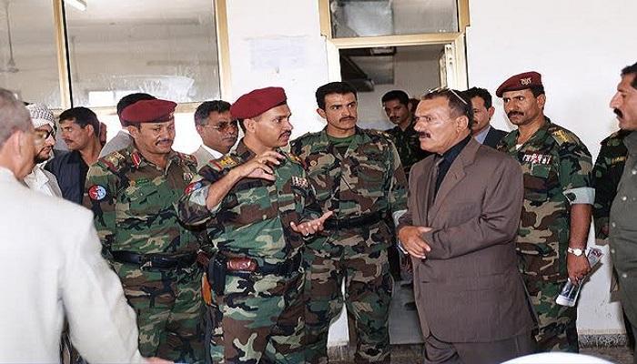 الرئيس السابق صالح مع أفراد من قوات الحرس الجمهوري