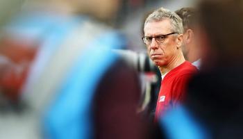 كولن يقيل مدربه رغم تحسن النتائج