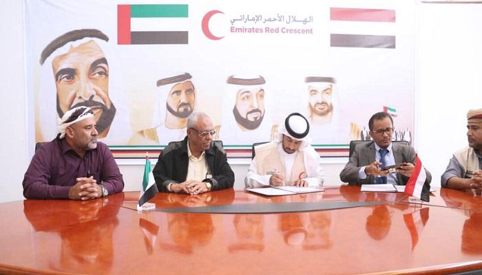 مسؤولو الهلال الأحمر الإماراتي لدى توقيع الاتفاقية