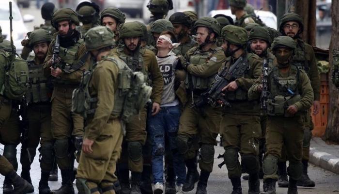 قوات الاحتلال تحيط بالطفل الفلسطيني فوزي الجندي في مشهد هز العالم