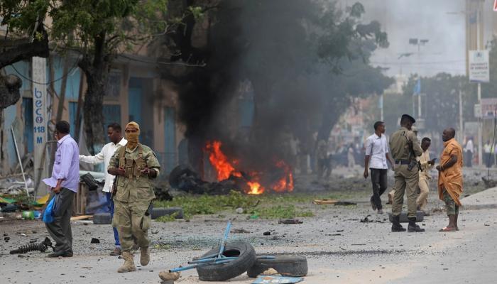 قوات الأمن الصومالية في موقع تفجير سابق بمقديشو-أرشيفية