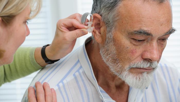 فقدان السمع عامل يهدد بضعف الإدراك