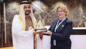 علي سالم الكعبي يتسلم الجائزة
