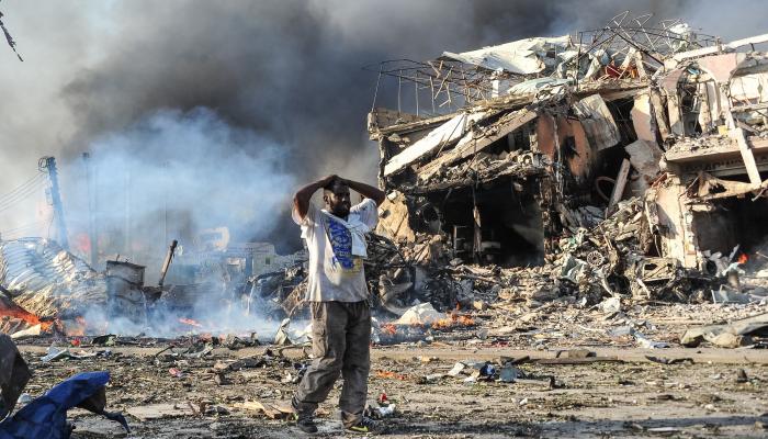أحد المدنيين في موقع تفجير بالعاصمة الصومالية مقديشو (الفرنسية)