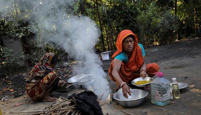 سيدة من الروهينجا في معسكر ببنجلاديش (رويترز)