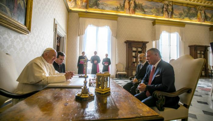 جانب من لقاء الملك عبد الله الثاني وبابا الفاتيكان