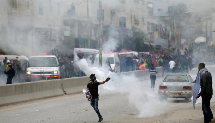 المتظاهرون الفلسطينيون في مواجهة الاحتلال بالضفة الغربية- (رويترز)