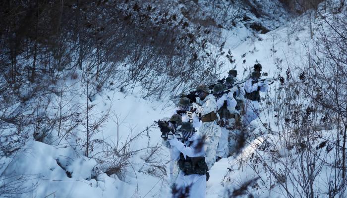 جنود كوريون جنوبيون أثناء أحد التدريبات على خط 38 (رويترز)