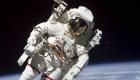 وفاة "بروس ماكاندليس" أول رائد يتحرك بحرية في الفضاء
