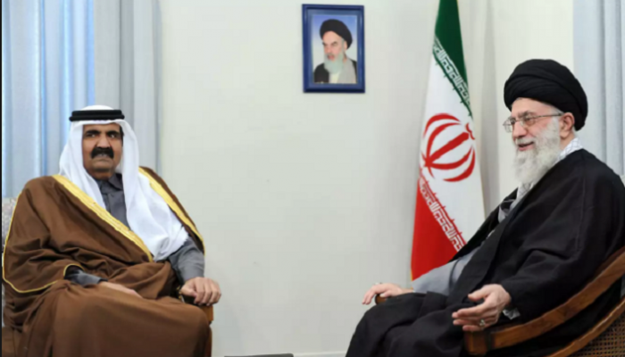 أمير قطر السـابق حمد بن خليفة آل ثاني ومرشد إيران علي خامنئي