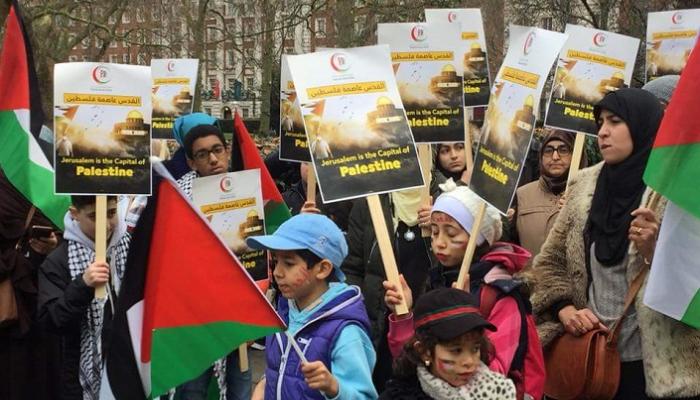 متظاهرون أمام السفارة الأمريكية في لندن تنديدا بقرار الاعتراف