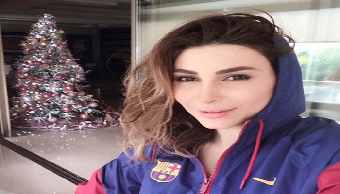 يارا ترتدي ملابس رياضية تحمل شعار برشلونة