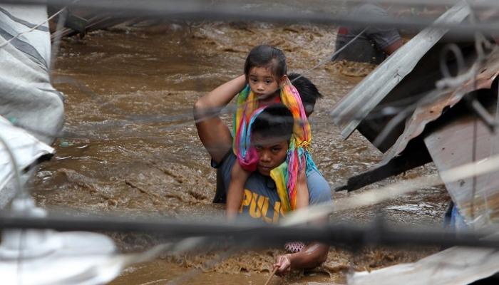 مواطن عالق نتيجة العاصفة الاستوائية