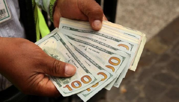 الدولار يحافظ على ارتفاعه مقابل الجنيه المصري