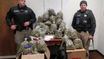 رجال الشرطة مع المخدرات المضبوطة