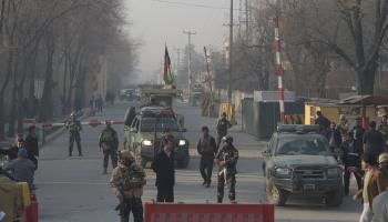 رجال الشرطة والجيش في موقع الهجوم - رويترز
