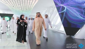 الشيخ محمد بن راشد آل مكتوم يتجول في أروقة 