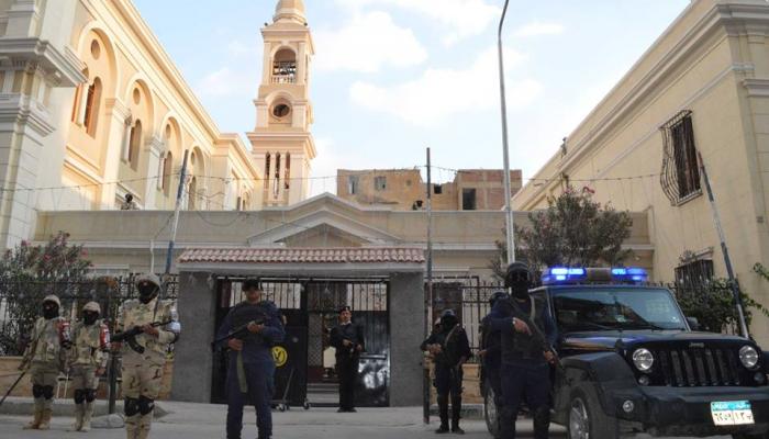 عناصر من الجيش والشرطة ينتشرون أمام إحدى الكنائس