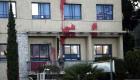 مجهولون يخضبون سفارة إسرائيل في اليونان باللون الأحمر