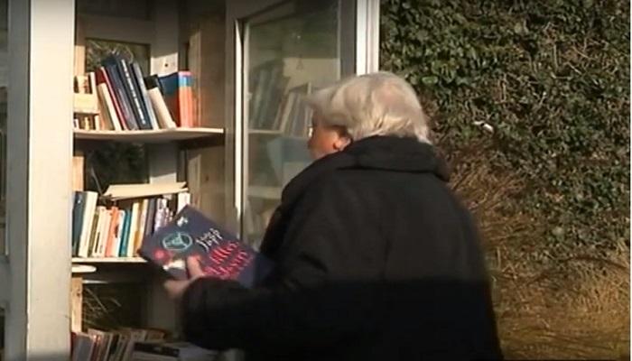 كابينة تليفون مهجورة تحولت إلى مكتبة