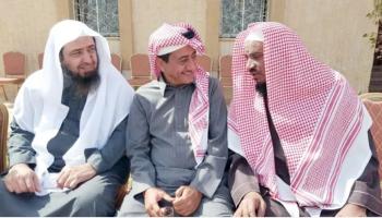 القصبي يتلقى العزاء في والده