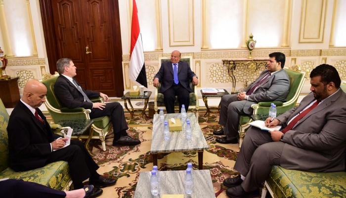 الرئيس عبد ربه منصور هادي خلال استقباله السفير الأمريكي لدى اليمن ماثيو تولر