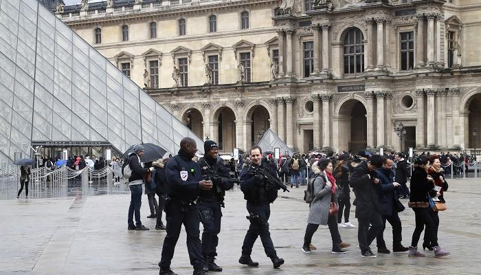 دوريات للشرطة الفرنسية وسط السائحين في اللوفر