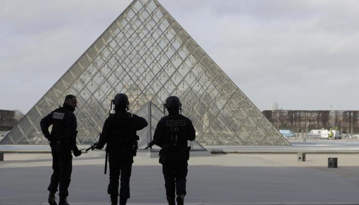 جنود فرنسيون في محيط متحف اللوفر