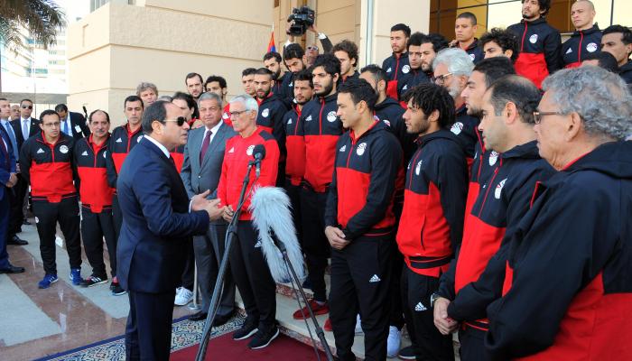 السيسي مع لاعبي المنتخب المصري