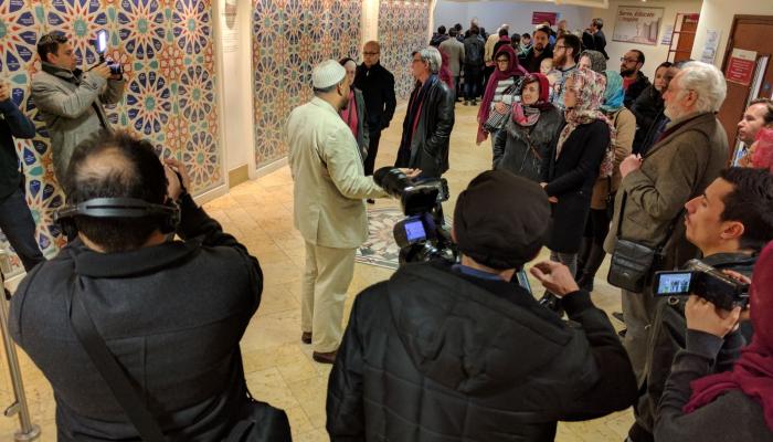 بريطانيون يزورون أحد المساجد