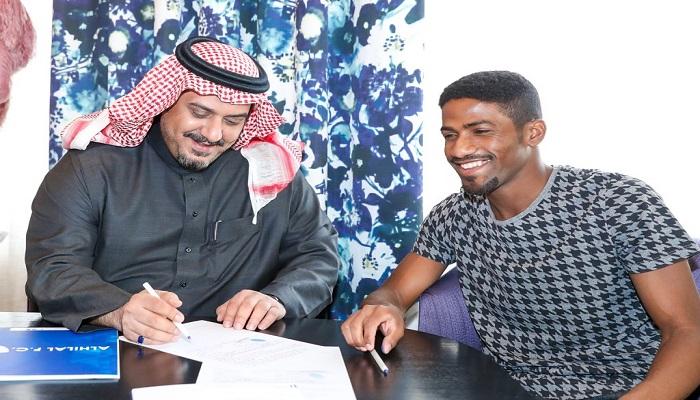 عوض الخميس يوقع العقد مع رئيس الهلال