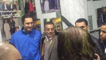 علاء مبارك يلتقط صورا مع رواد المطعم