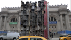 فنان سوري يجسد مأساة حلب بـ3 شاحنات في ألمانيا