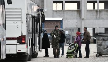 اللاجئون خلال نقلهم في رحلة إلى المتحف