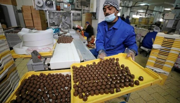 عامل مصري في مصنع للشوكولاتة في القاهرة